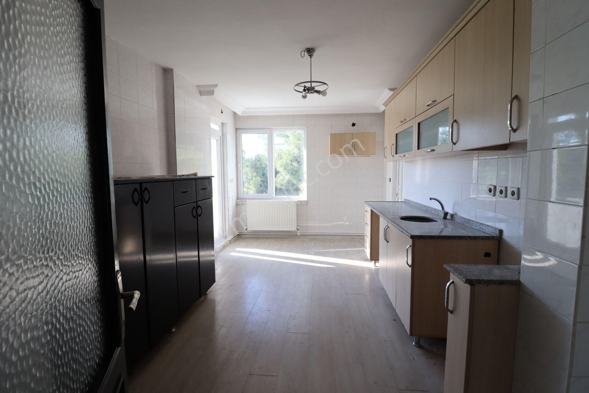 Uzaş Cumhuriyet Sitesi Önü Full Açık Geniş 3+1 - Görsel 8