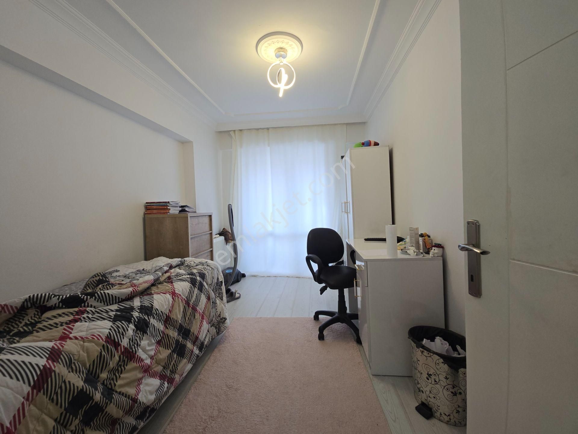 Köşe Başı Güneybatı Cephe 3+1 Asansörlü İskanlı Çift Balkonlu - Görsel 27