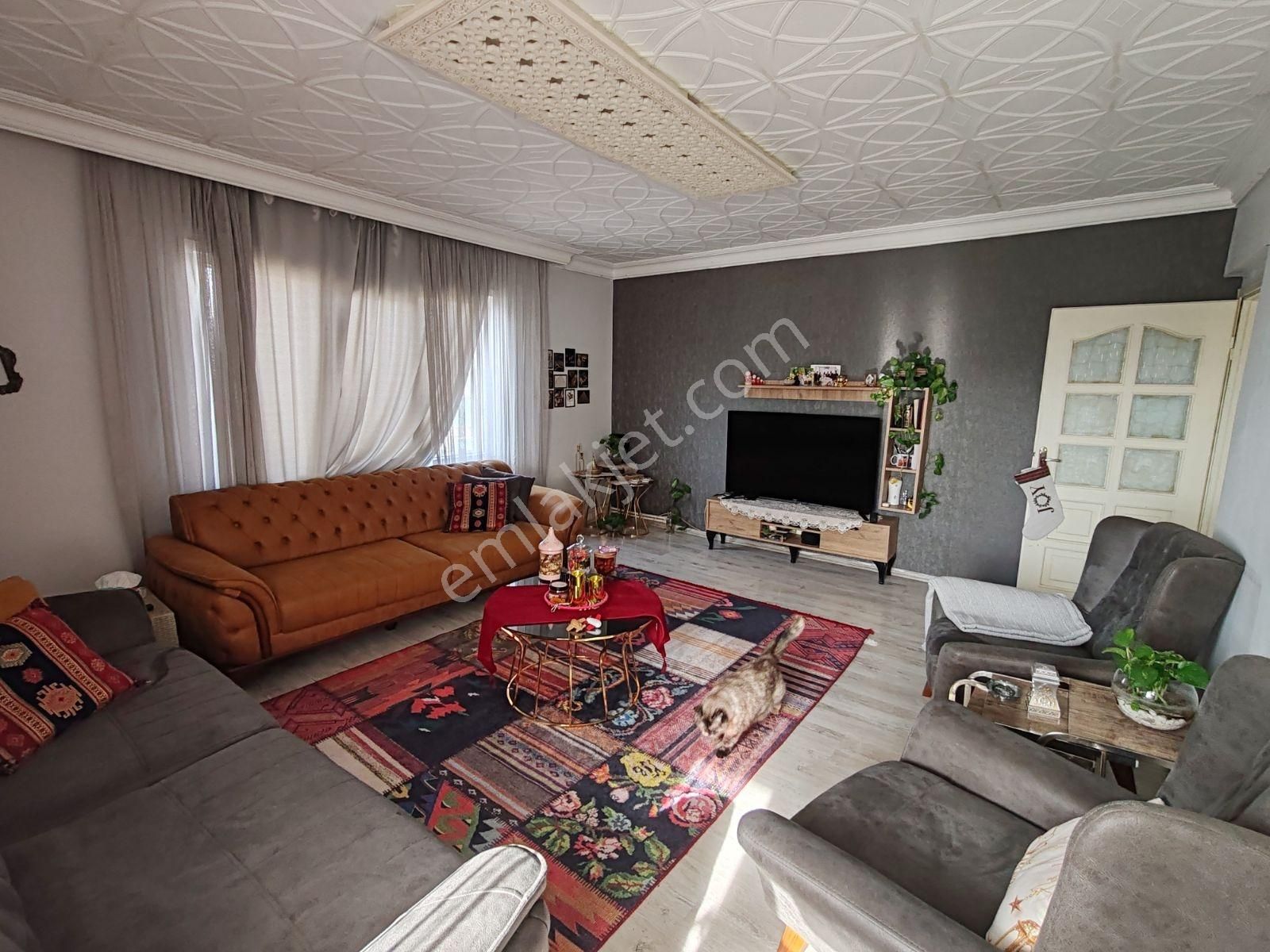 Adnan Menderes Mahallesinde Satılık Full Eşyalı 3+1 Daire