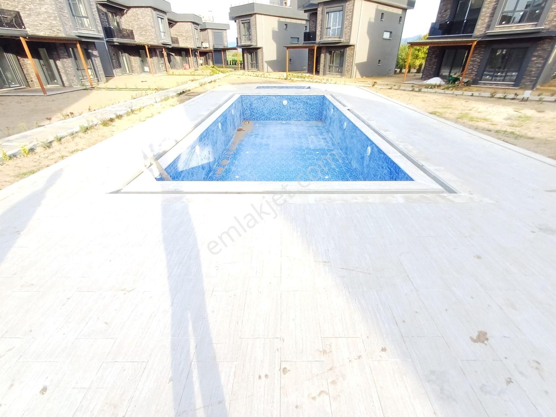 Burhaniye Ören'de Aygülden Sıfır Site İçi,havuzlu,bağımsız,teraslı Yerden Isıtmalı 3+1 Satılık Villa - Görsel 2