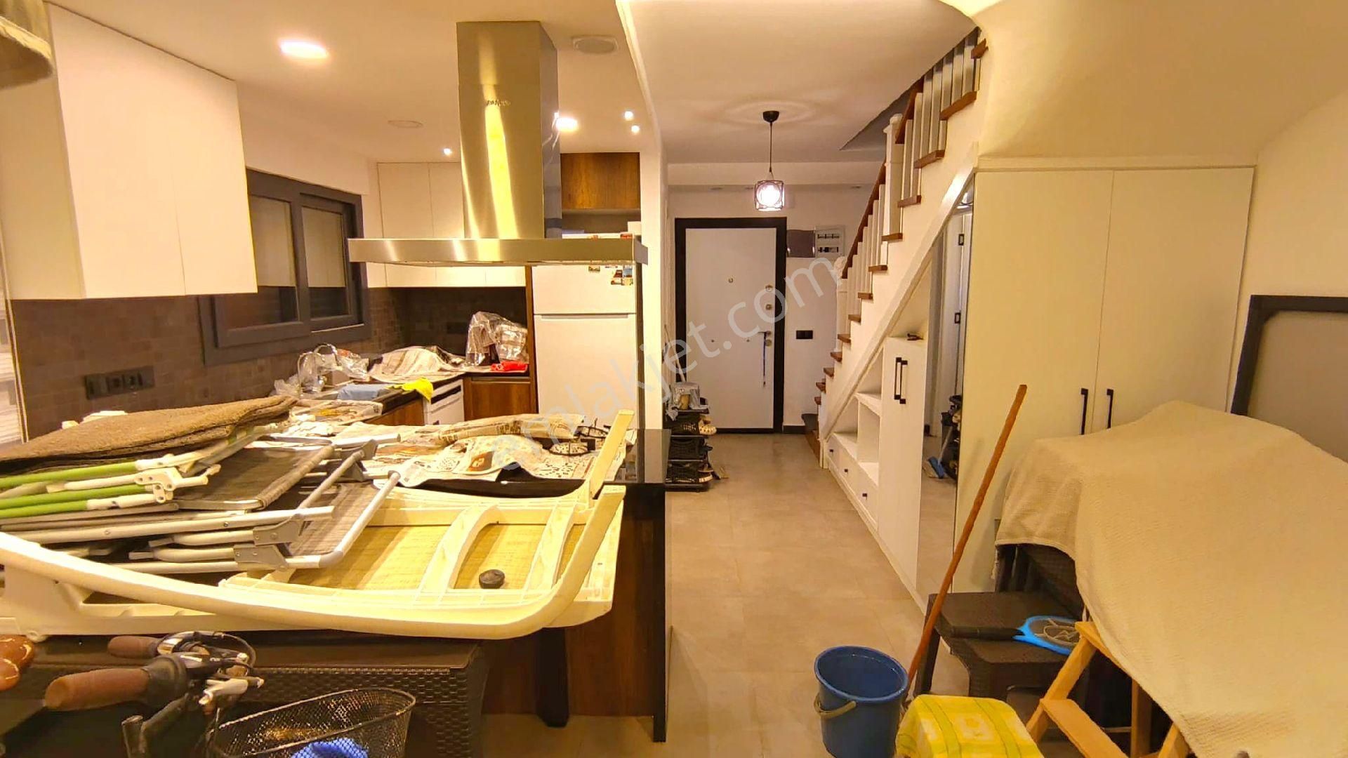 Kuşadasında Plaja Yakın Havuzlu Sitede Köşe Konumlu Bahçeli Villa - Görsel 21