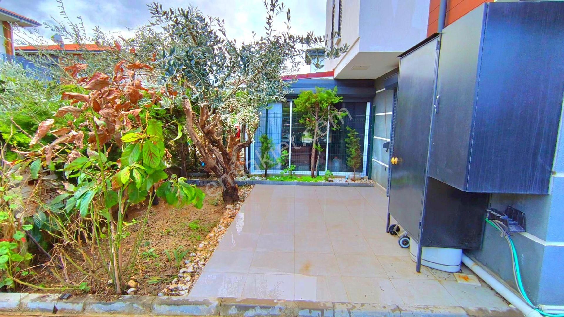 Kuşadasında Plaja Yakın Havuzlu Sitede Köşe Konumlu Bahçeli Villa - Görsel 16