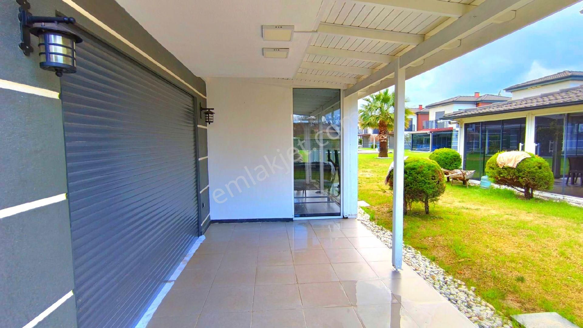 Kuşadasında Plaja Yakın Havuzlu Sitede Köşe Konumlu Bahçeli Villa - Görsel 17