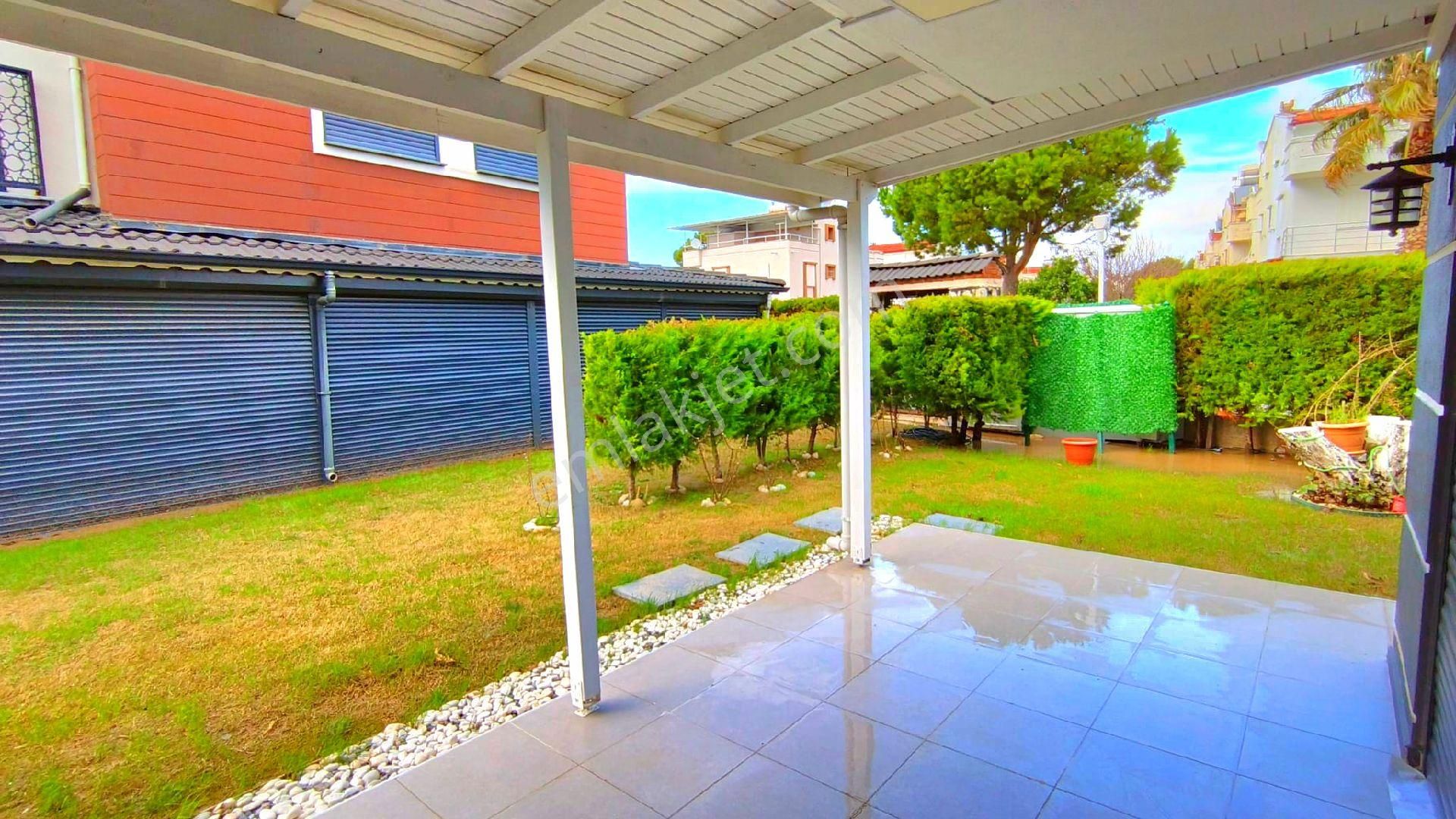 Kuşadasında Plaja Yakın Havuzlu Sitede Köşe Konumlu Bahçeli Villa - Görsel 9