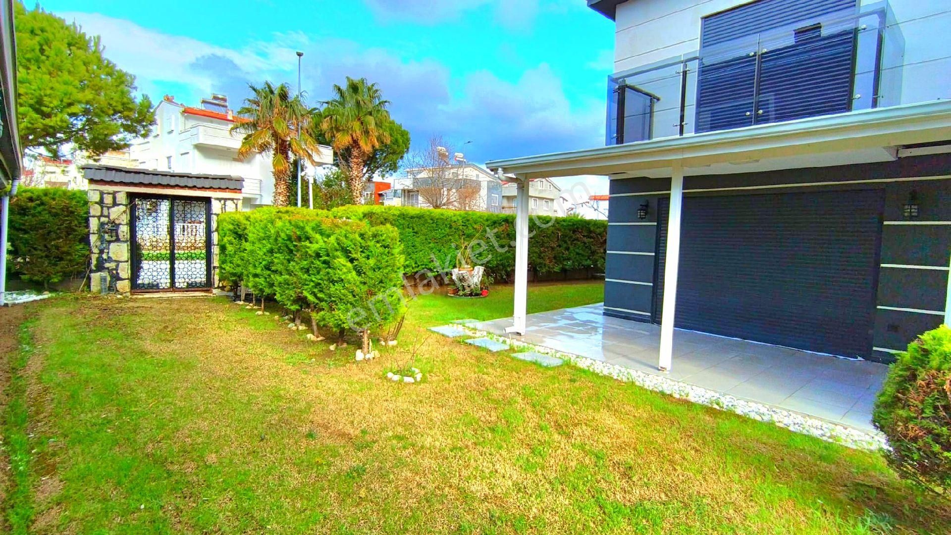 Kuşadasında Plaja Yakın Havuzlu Sitede Köşe Konumlu Bahçeli Villa - Görsel 7