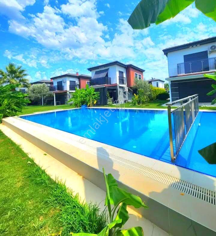 Kuşadasında Plaja Yakın Havuzlu Sitede Köşe Konumlu Bahçeli Villa - Görsel 13