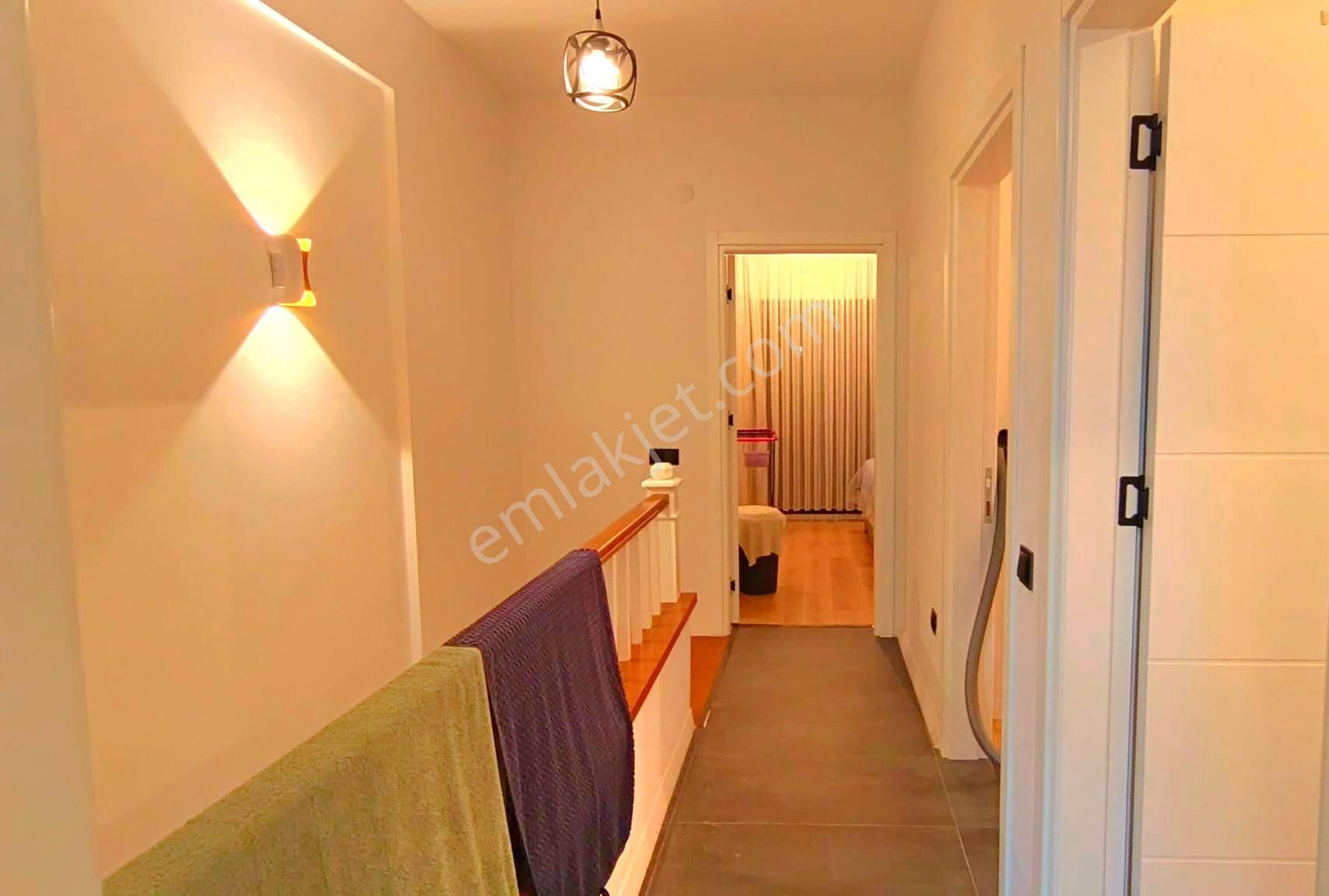 Kuşadasında Plaja Yakın Havuzlu Sitede Köşe Konumlu Bahçeli Villa - Görsel 35