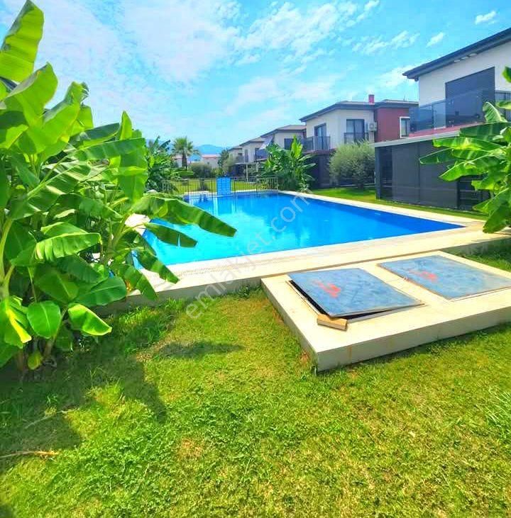 Kuşadasında Plaja Yakın Havuzlu Sitede Köşe Konumlu Bahçeli Villa - Görsel 12