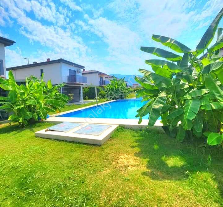 Kuşadasında Plaja Yakın Havuzlu Sitede Köşe Konumlu Bahçeli Villa - Görsel 11