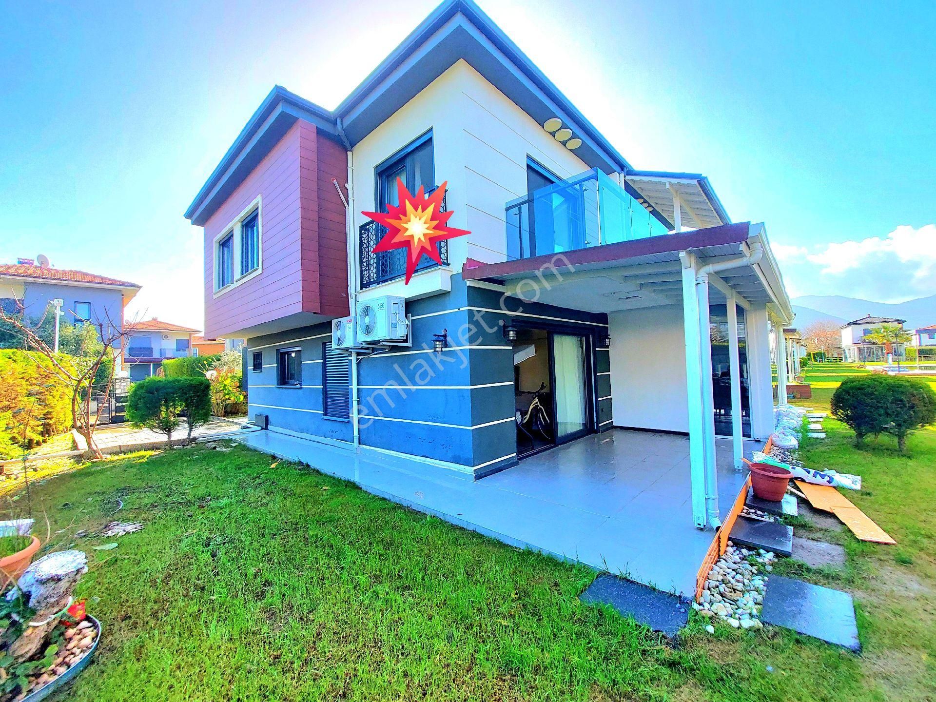 Kuşadasında Plaja Yakın Havuzlu Sitede Köşe Konumlu Bahçeli Villa