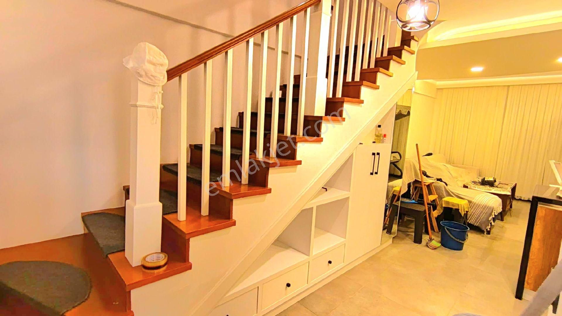 Kuşadasında Plaja Yakın Havuzlu Sitede Köşe Konumlu Bahçeli Villa - Görsel 23