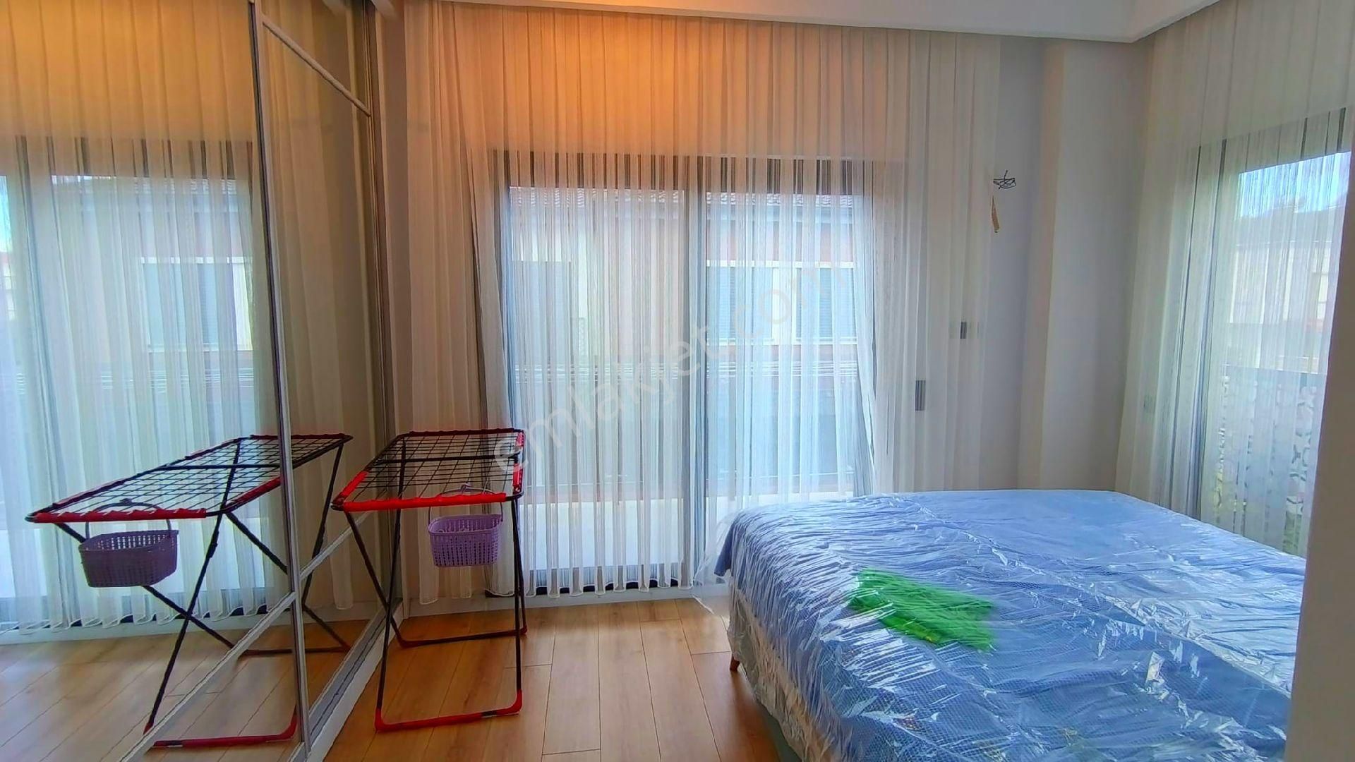 Kuşadasında Plaja Yakın Havuzlu Sitede Köşe Konumlu Bahçeli Villa - Görsel 28