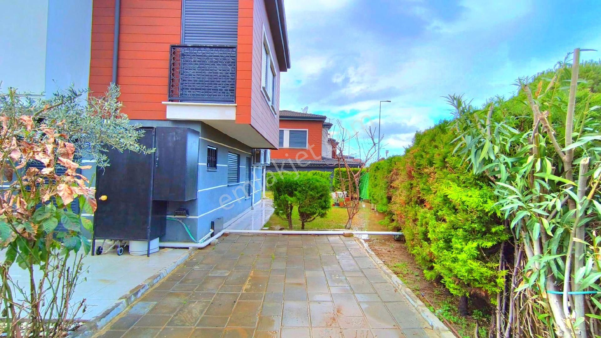 Kuşadasında Plaja Yakın Havuzlu Sitede Köşe Konumlu Bahçeli Villa - Görsel 14