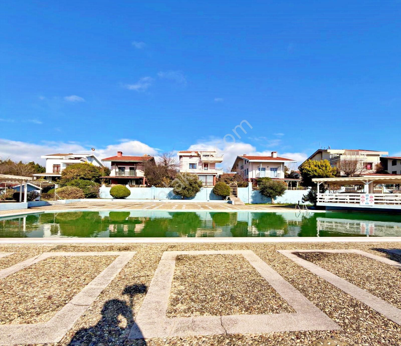 Büyükçekmece Güzelce'de Denize Sıfır Site İçi 4+1 Satılık Villa