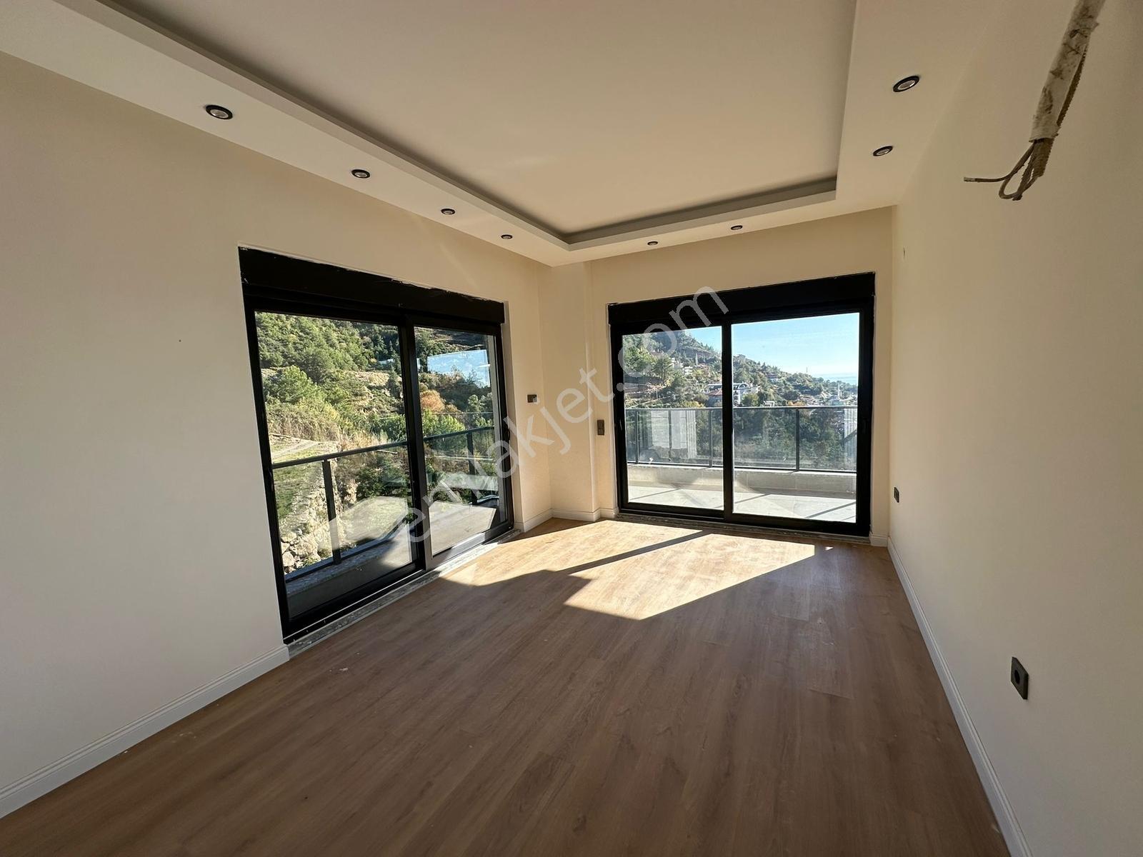 Alanya Tepe 3+2 450m2 Müstakill Tripleks Panoramik Deniz Manzara - Görsel 33