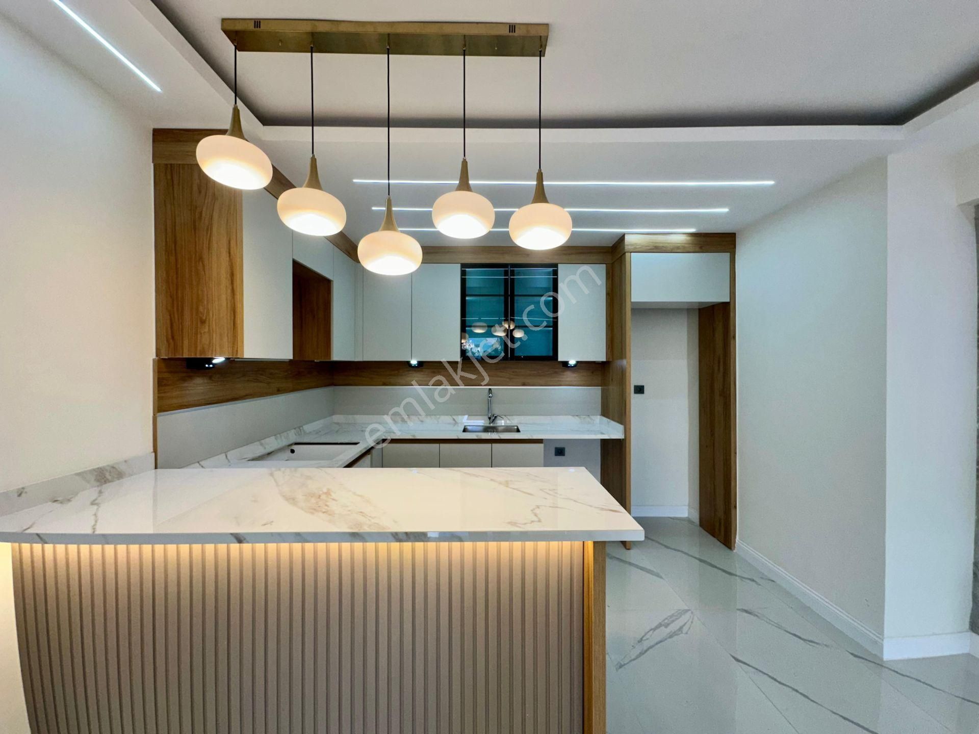 ꧁ay Emlaktan꧁akçay Merkezde Denize 500 Mt Şık Tasarım Arakat Ayrı Mutfak Ön Cephe Satılık 3+1 Daire