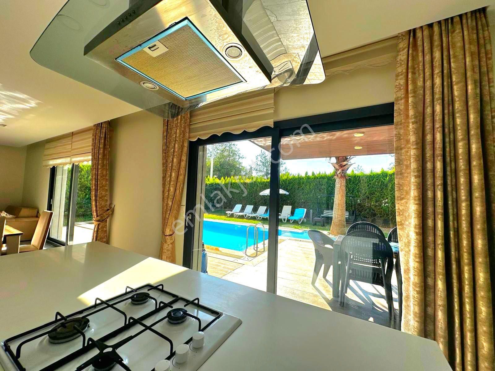 Kuşadasında Özel Havuzlu Köşe Konumlu Geniş Bahçeli 4+1 Villa - Görsel 24