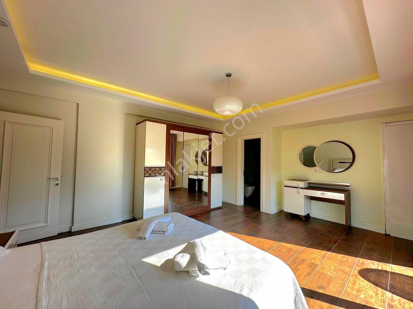 Kuşadasında Özel Havuzlu Köşe Konumlu Geniş Bahçeli 4+1 Villa - Görsel 9