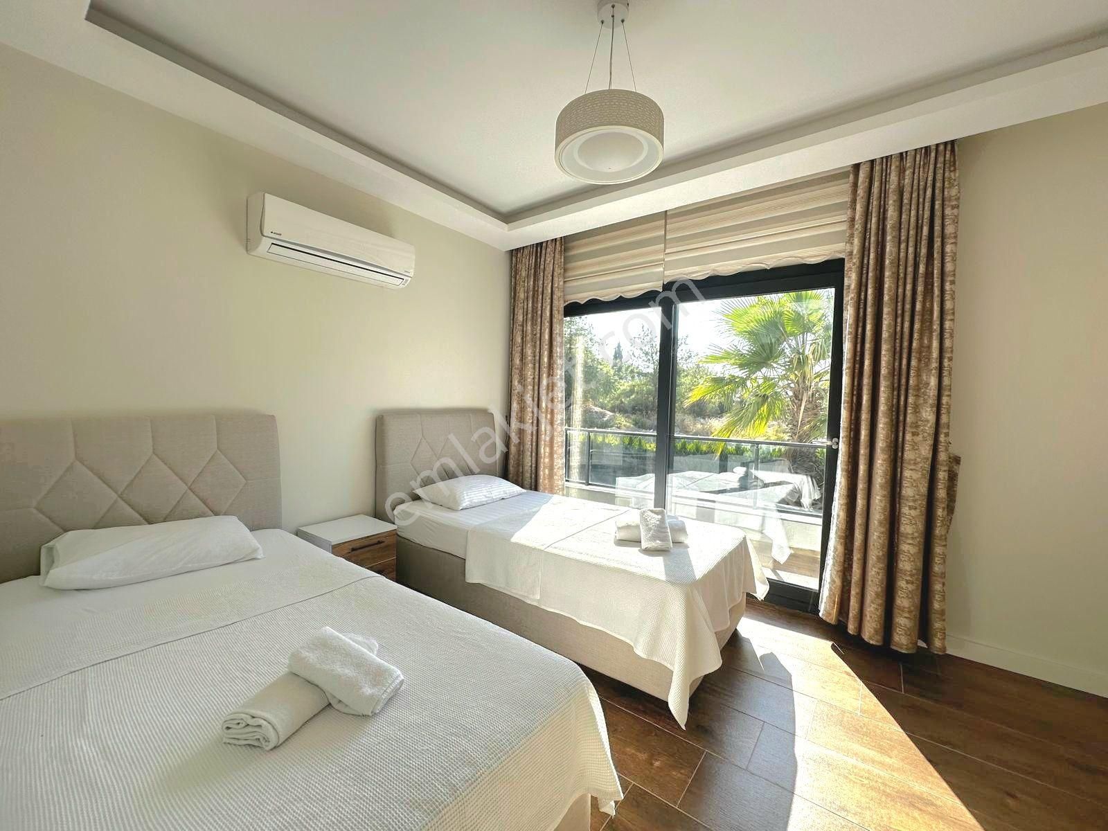 Kuşadasında Özel Havuzlu Köşe Konumlu Geniş Bahçeli 4+1 Villa - Görsel 16