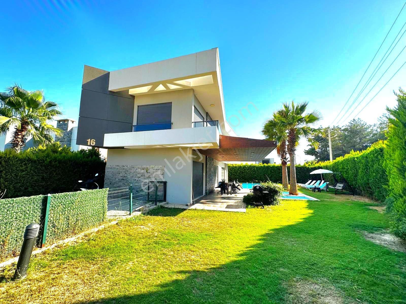 Kuşadasında Özel Havuzlu Köşe Konumlu Geniş Bahçeli 4+1 Villa - Görsel 4