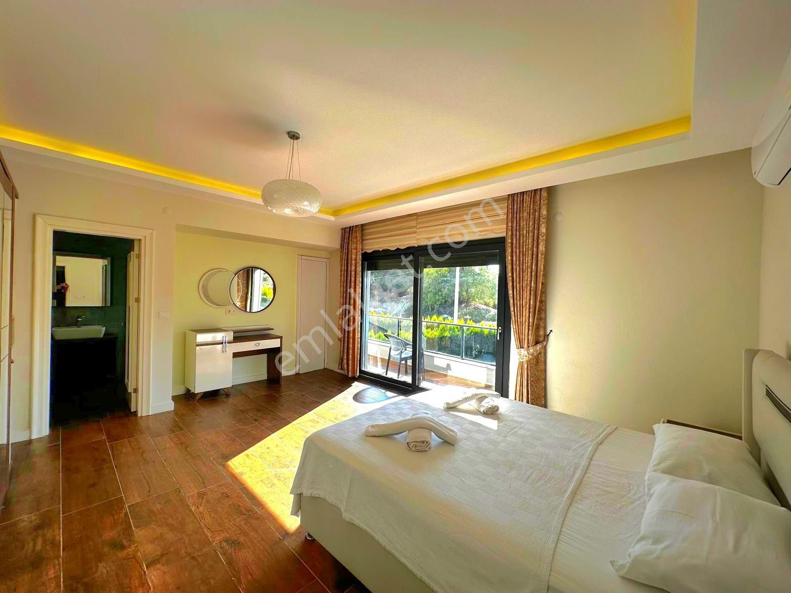 Kuşadasında Özel Havuzlu Köşe Konumlu Geniş Bahçeli 4+1 Villa - Görsel 11