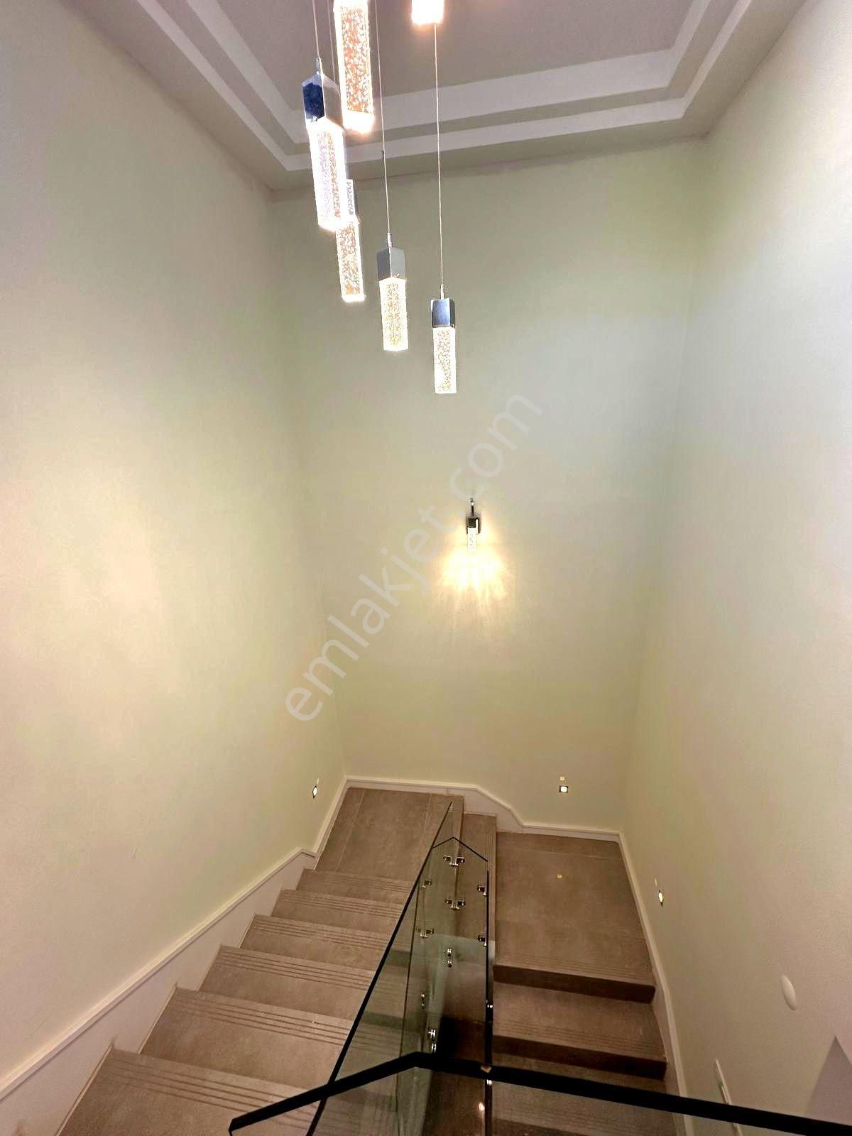 Kuşadasında Özel Havuzlu Köşe Konumlu Geniş Bahçeli 4+1 Villa - Görsel 14