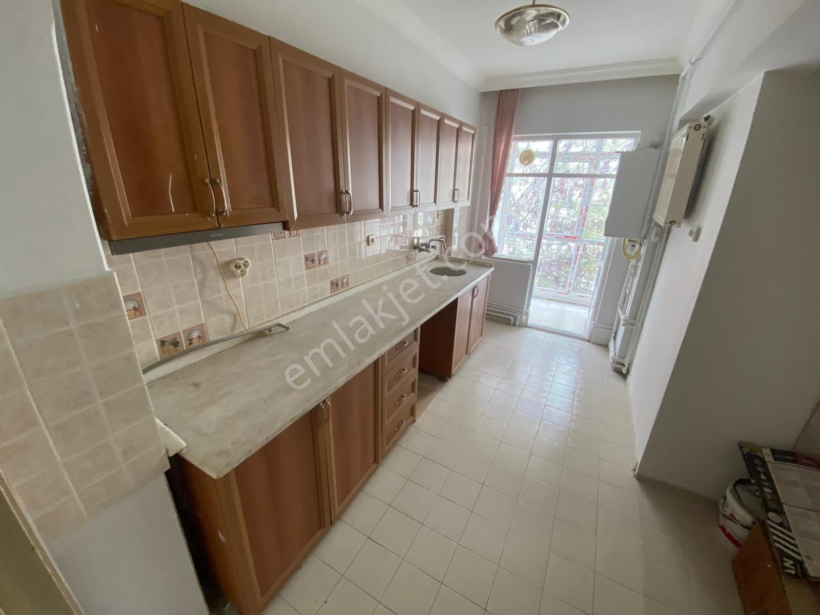 Şehit Cengiz Porsuk Caddesi Yakını Katta Yapılı 3+1