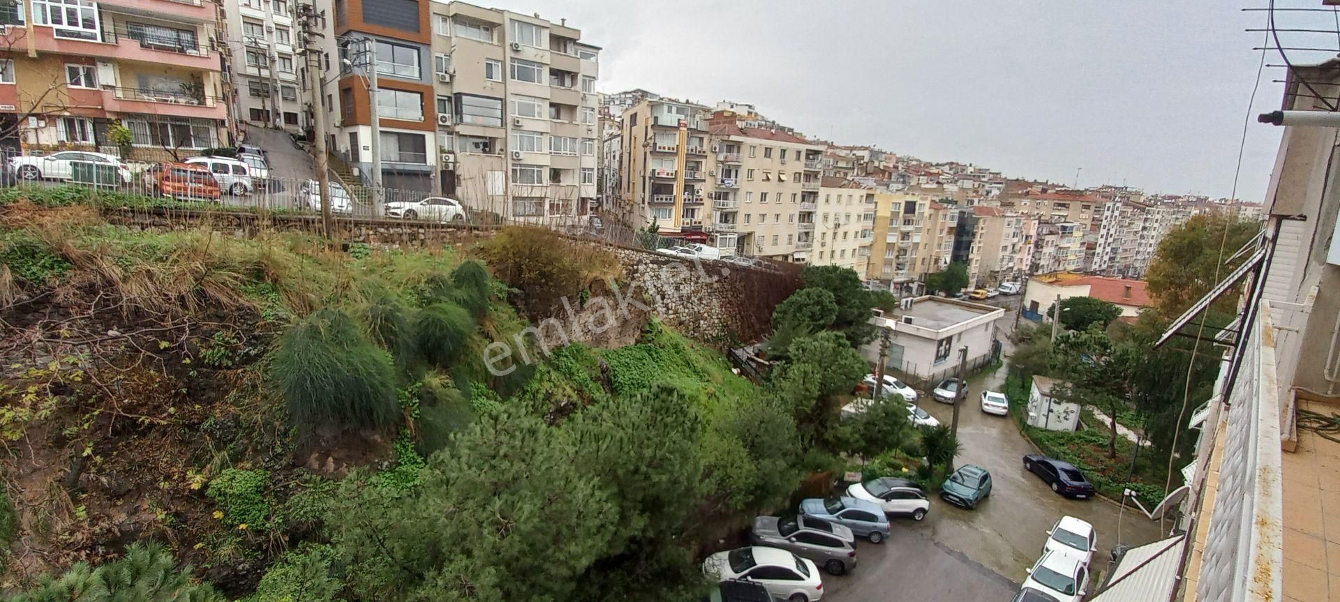 Karantina' Da Ana Caddeye Sahile Çok Yakın Kiralık Daire