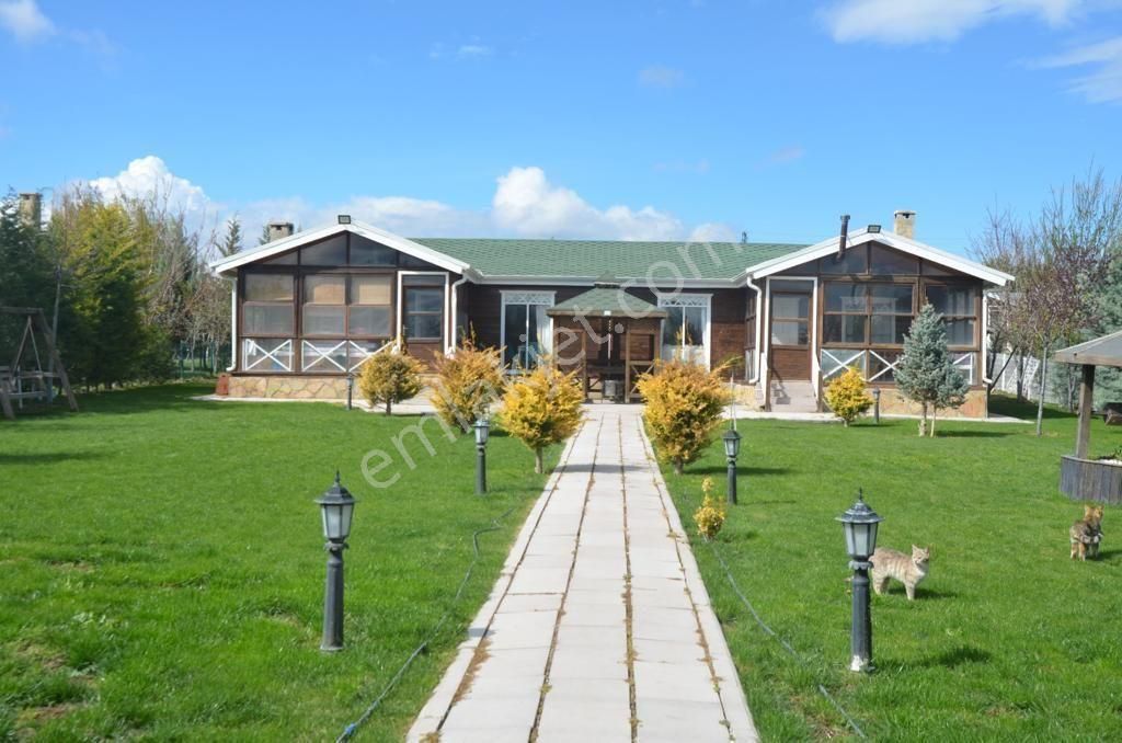 Muhteşem Mimarisi İle İmarlı İskanlı Satılık 4+1 Ahşap Kütük Ev