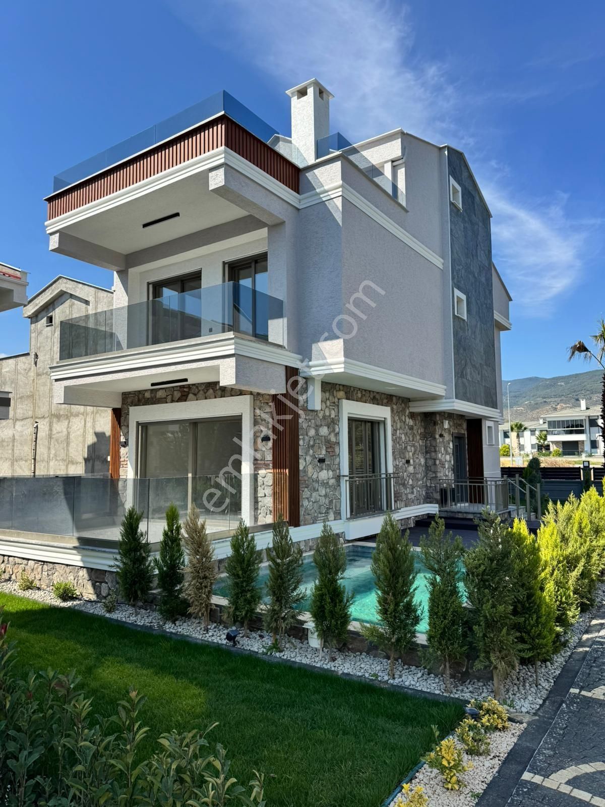 Eu Gayrimenkulden Denize Yakın Havuzlu 4+1 Tek Müstakil Villa