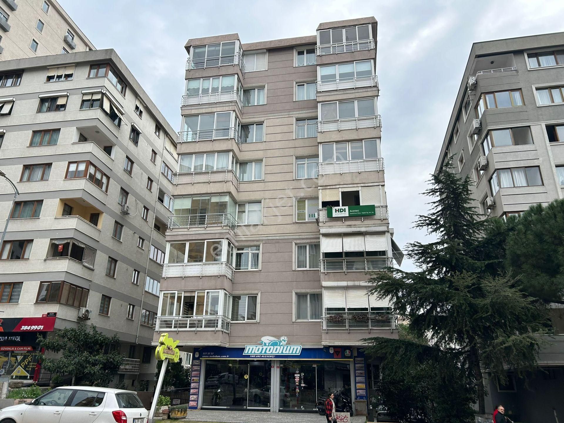 Bostancı'da Cadde Üzerinde Balkonlu Otoparklı 3+1 130 M² Net