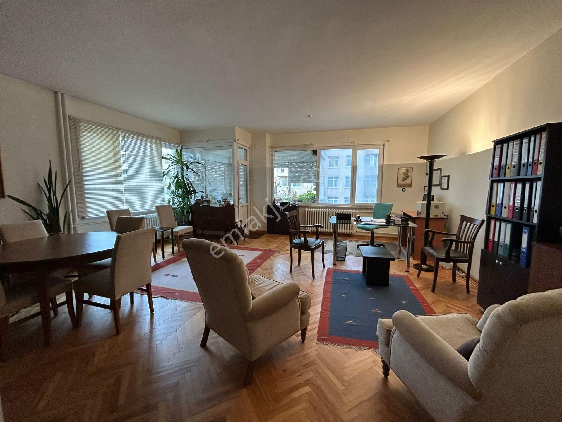Bostancı'da Cadde Üzerinde Balkonlu Otoparklı 3+1 130 M² Net - Görsel 7
