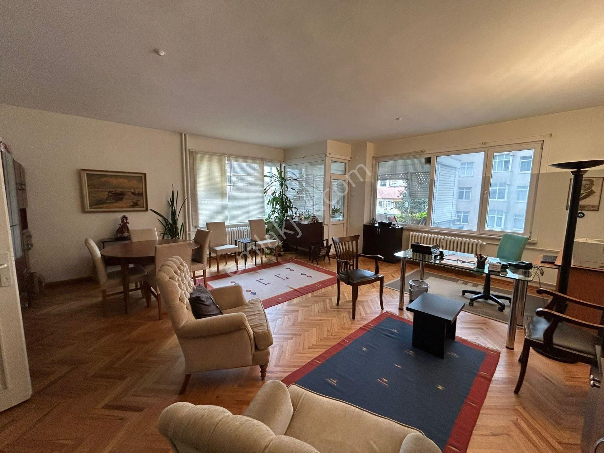 Bostancı'da Cadde Üzerinde Balkonlu Otoparklı 3+1 130 M² Net - Görsel 5