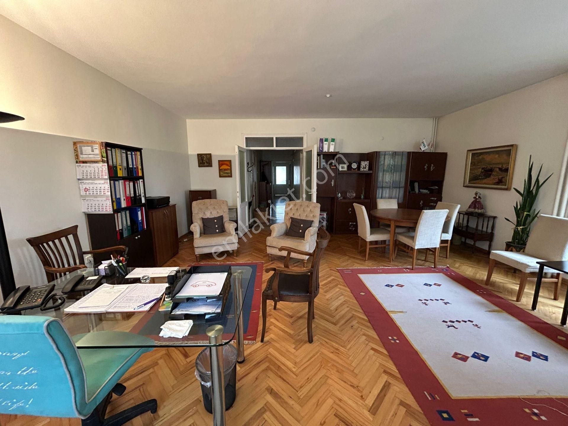 Bostancı'da Cadde Üzerinde Balkonlu Otoparklı 3+1 130 M² Net - Görsel 2