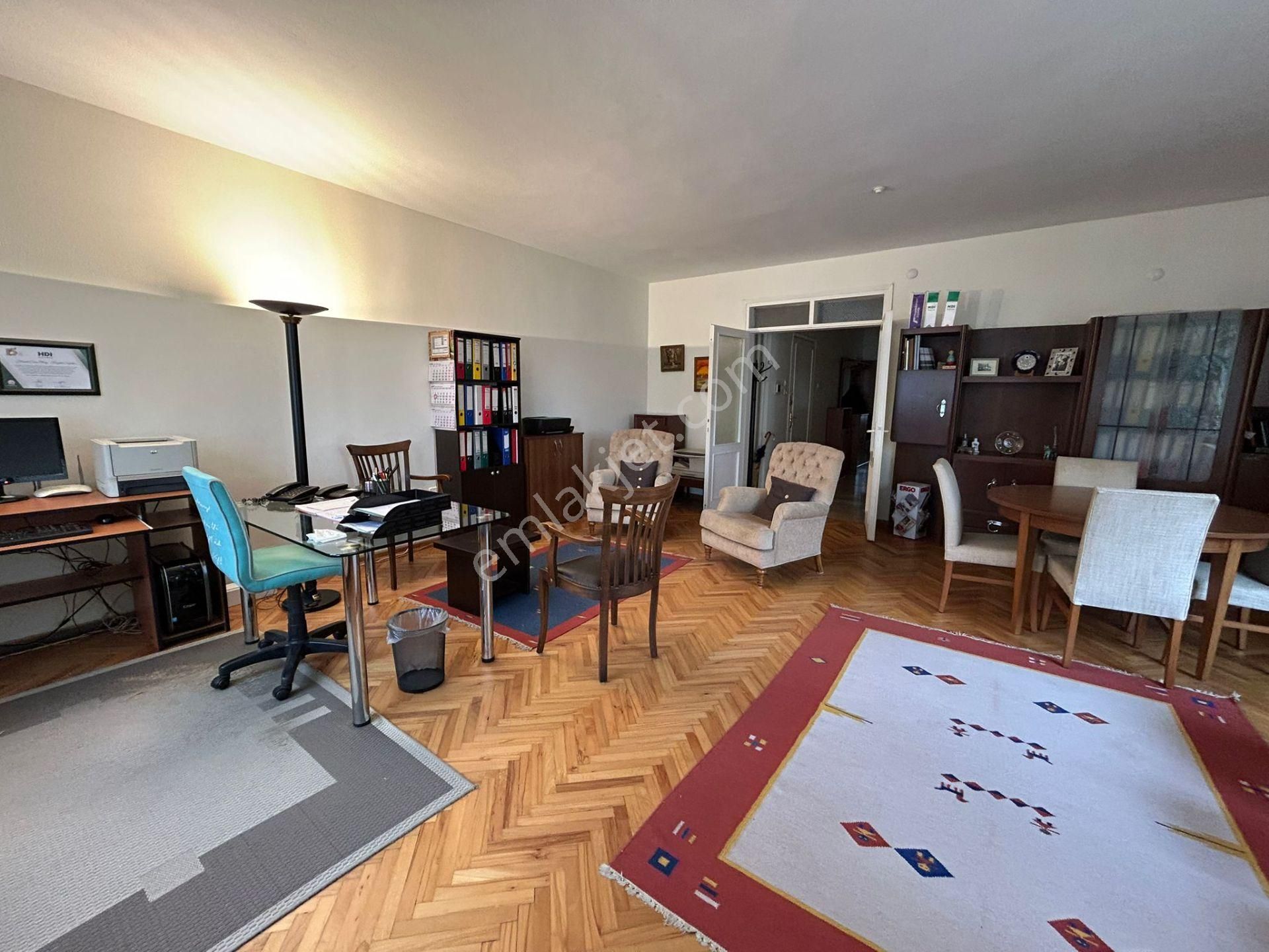 Bostancı'da Cadde Üzerinde Balkonlu Otoparklı 3+1 130 M² Net - Görsel 3