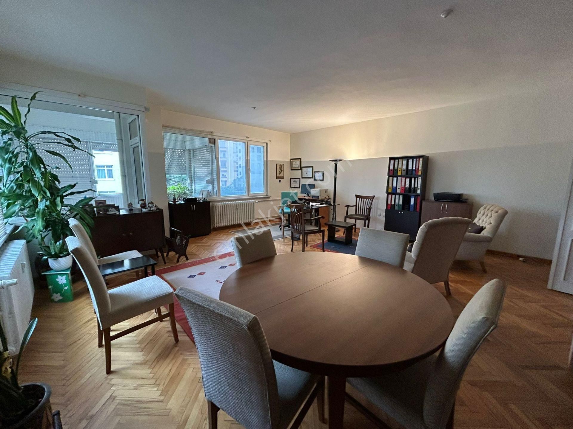 Bostancı'da Cadde Üzerinde Balkonlu Otoparklı 3+1 130 M² Net - Görsel 6