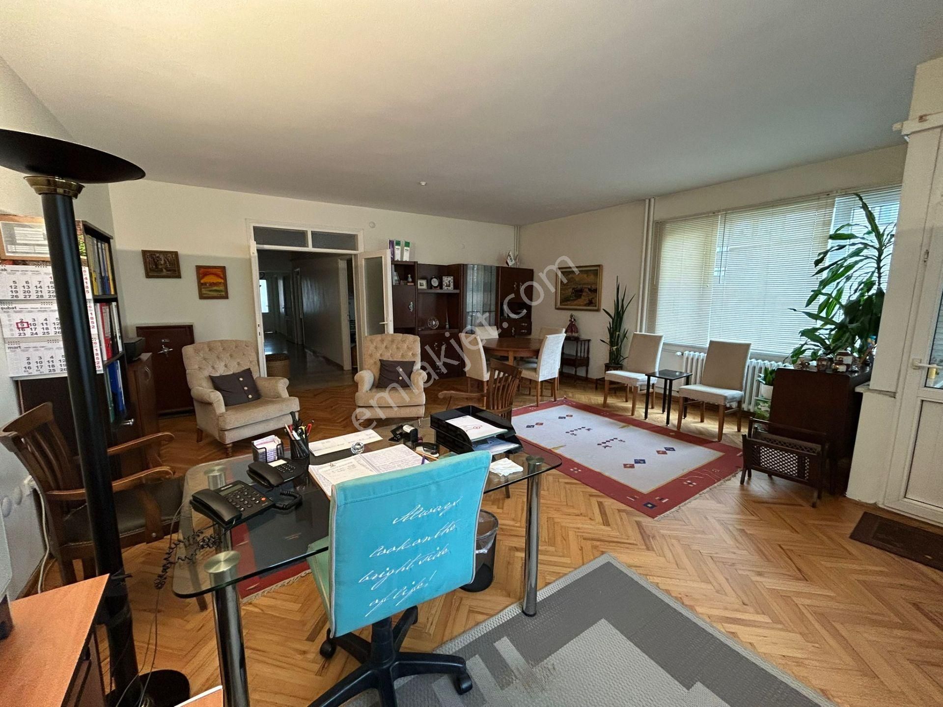 Bostancı'da Cadde Üzerinde Balkonlu Otoparklı 3+1 130 M² Net - Görsel 4