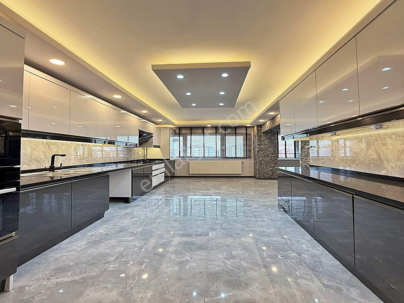 Beylikdüzünde Site İçinde Ultra Lüks Yapımlı 3+1 Satılık Daire !!!