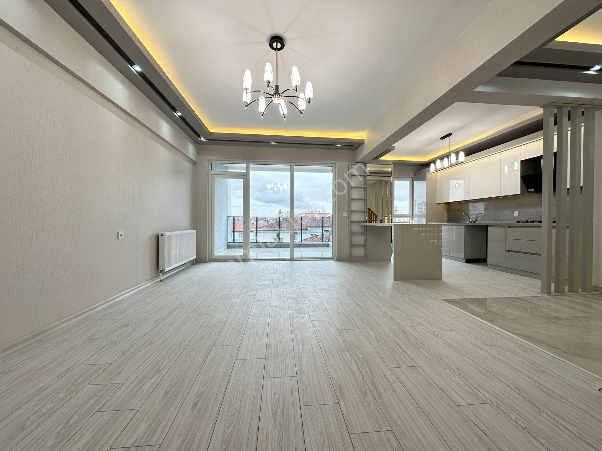 Pursaklar Mehmet Zengin Emlak'tan Otoparklı 3 Banyolu 2 Mutfaklı 3.kat Dubleks Daire