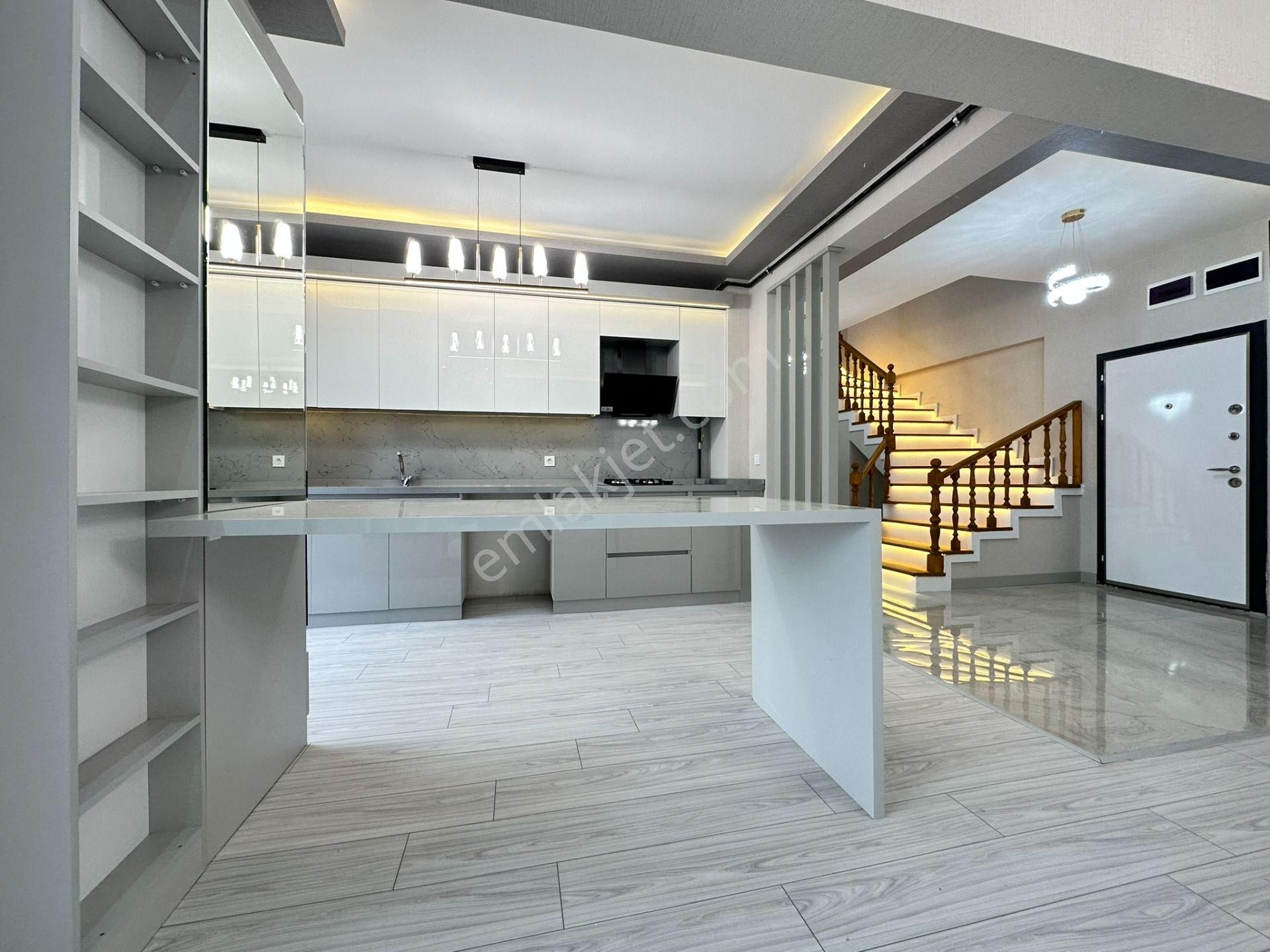 Pursaklar Mehmet Zengin Emlak'tan Otoparklı 3 Banyolu 2 Mutfaklı 3.kat Dubleks Daire - Görsel 3