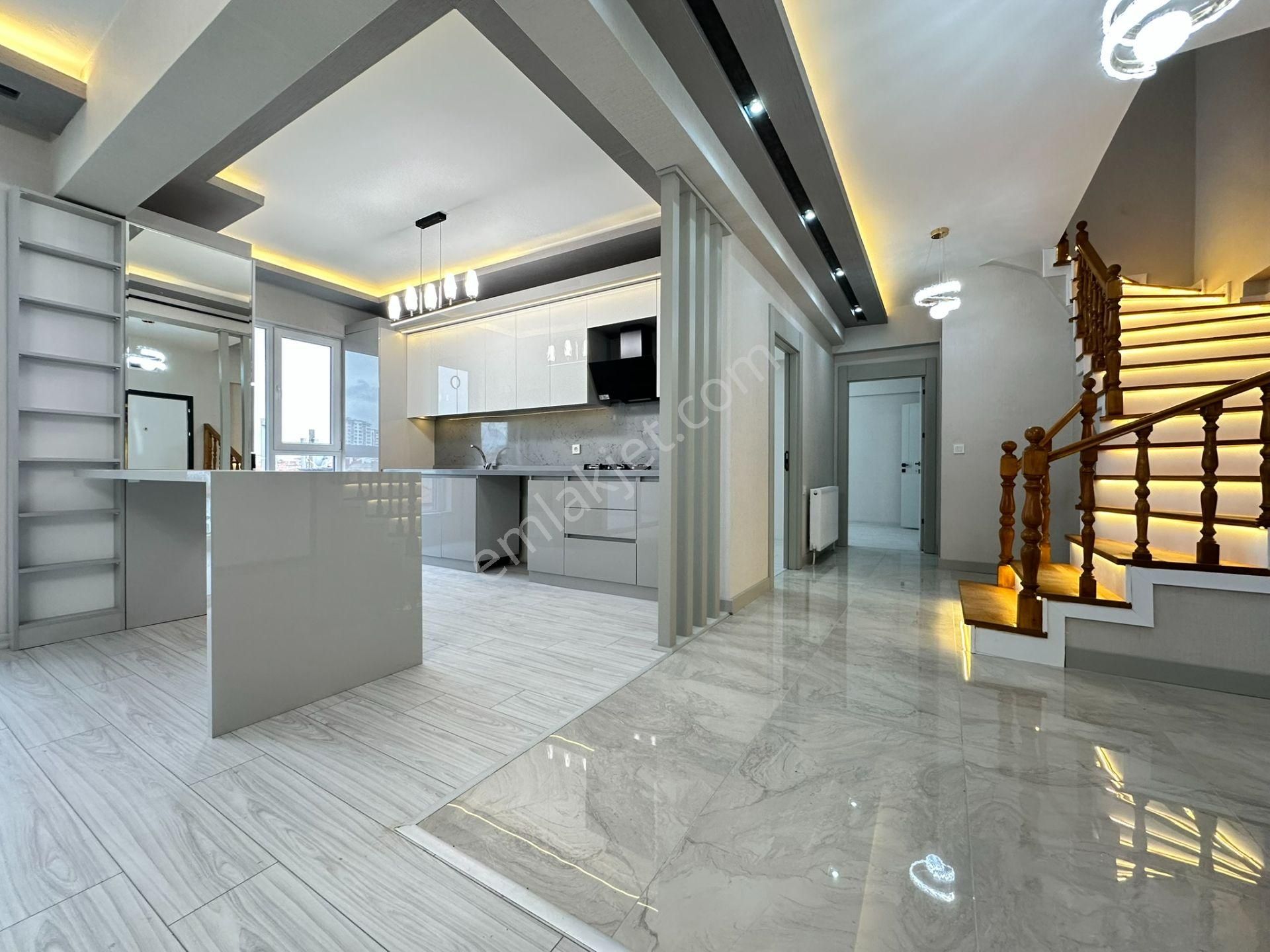 Pursaklar Mehmet Zengin Emlak'tan Otoparklı 3 Banyolu 2 Mutfaklı 3.kat Dubleks Daire - Görsel 6