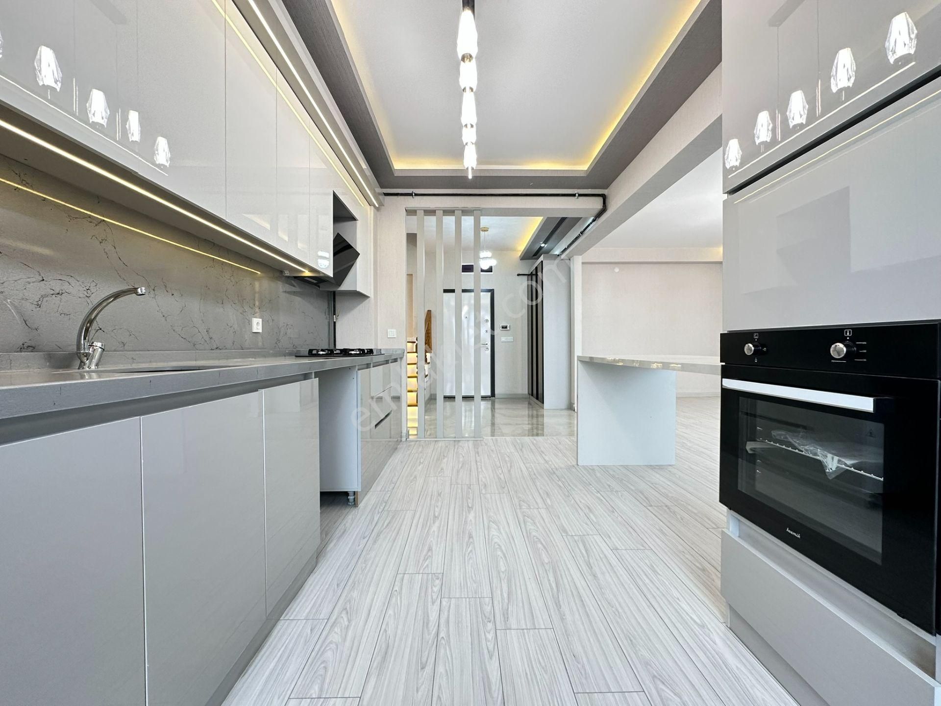 Pursaklar Mehmet Zengin Emlak'tan Otoparklı 3 Banyolu 2 Mutfaklı 3.kat Dubleks Daire - Görsel 11