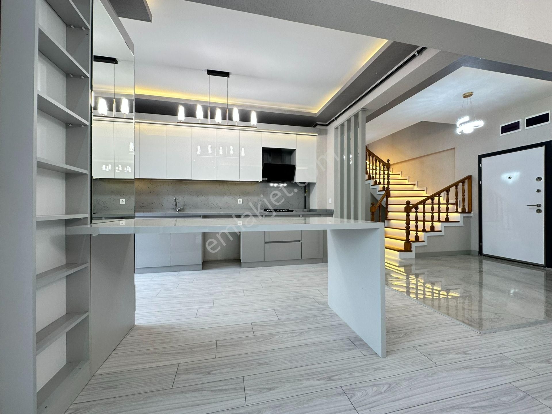 Pursaklar Mehmet Zengin Emlak'tan Otoparklı 3 Banyolu 2 Mutfaklı 3.kat Dubleks Daire - Görsel 9