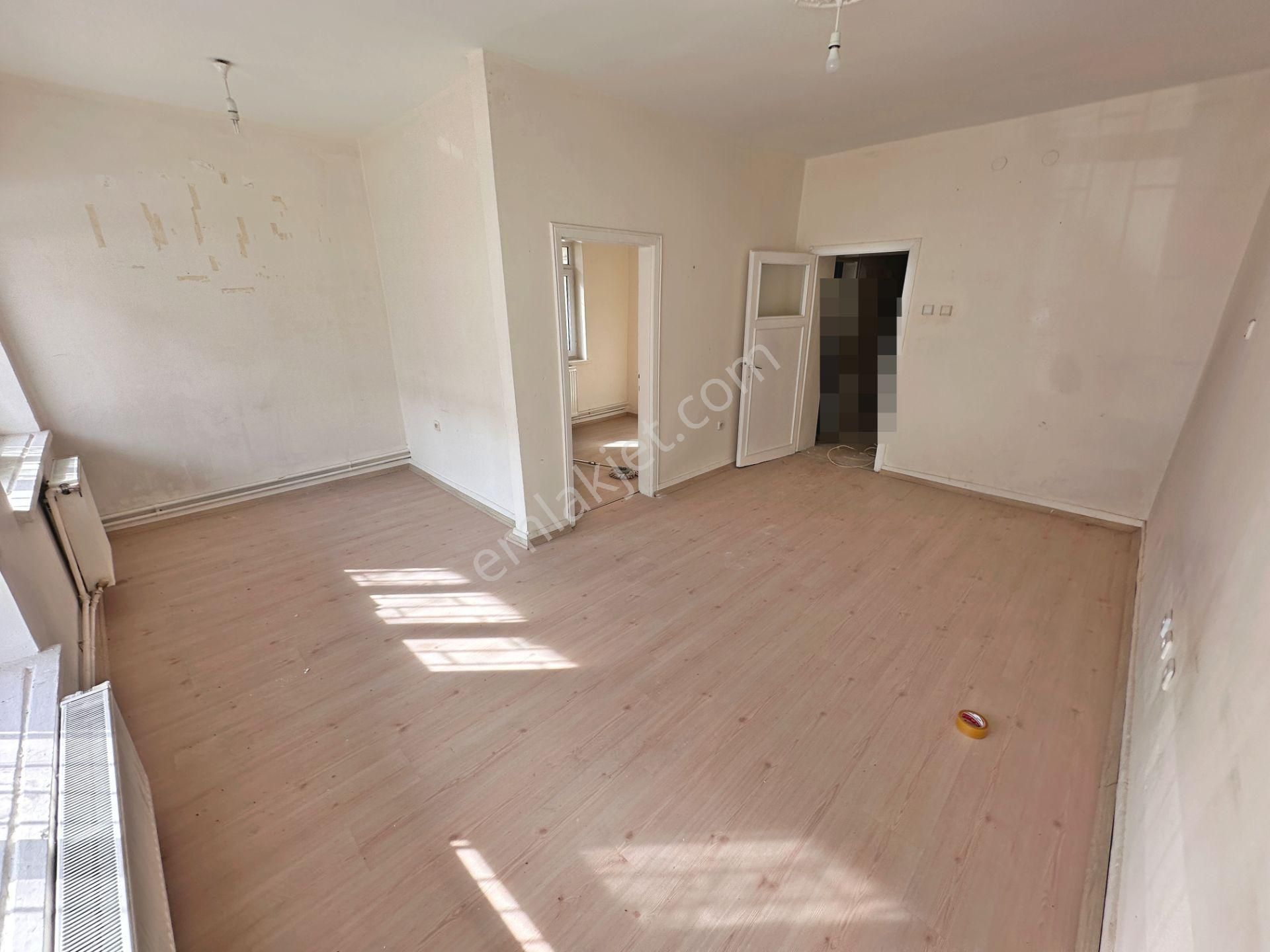 Saimekadın Mahallesinde Ön Cephede Balkonlu 2+1 Satılık Daire