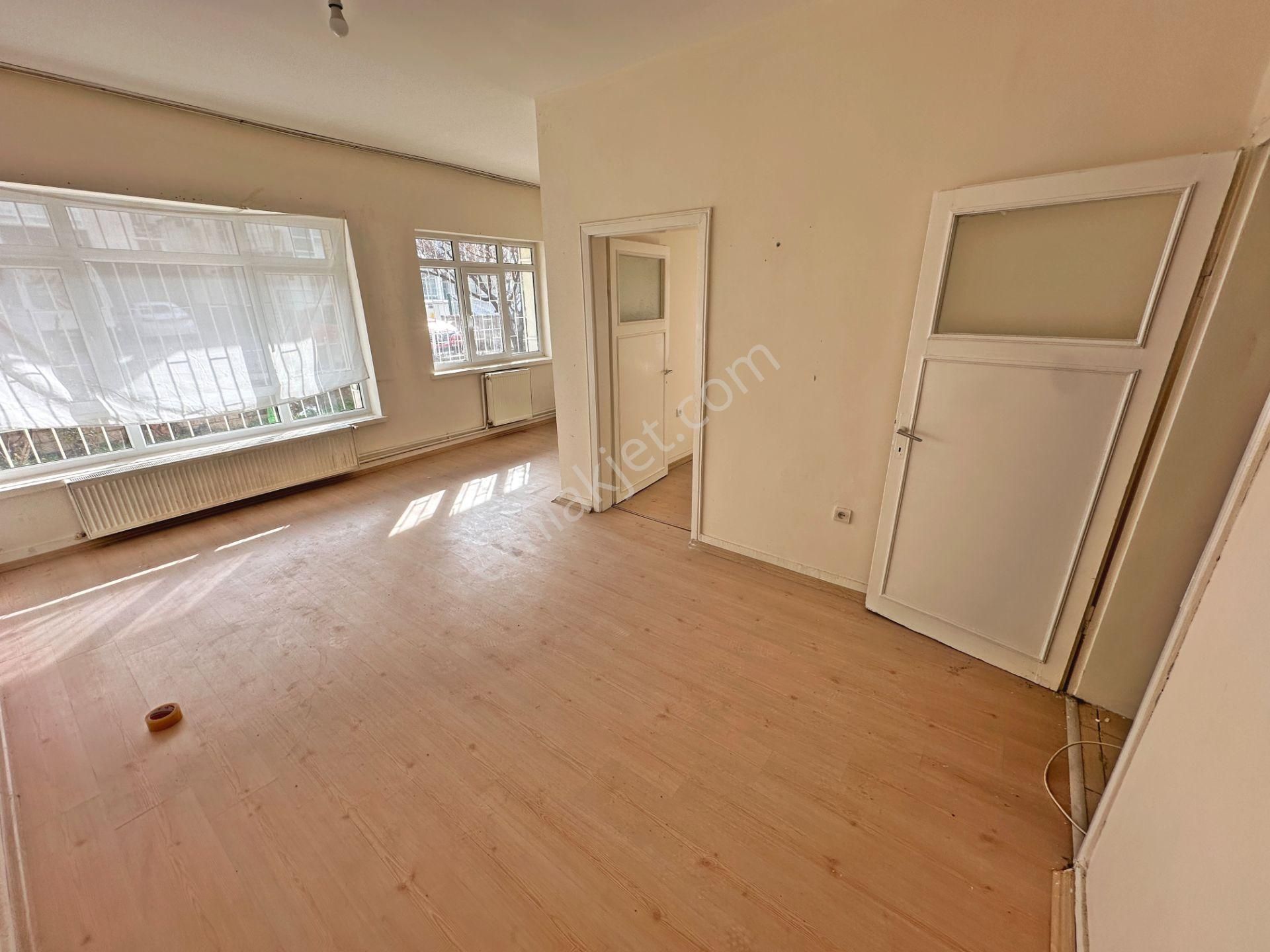 Saimekadın Mahallesinde Ön Cephede Balkonlu 2+1 Satılık Daire - Görsel 2