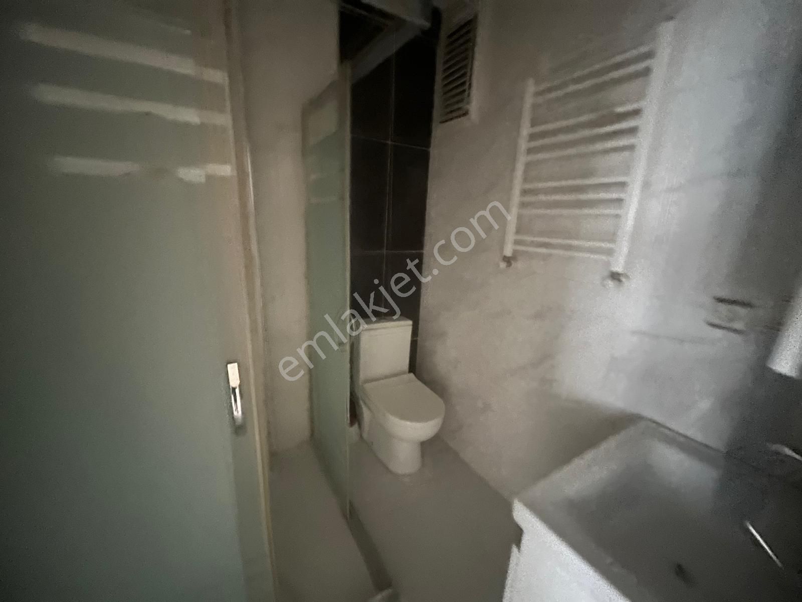 Serkan Gayrimenkulden Bahçelievler Hürriyette 5 Yıllık Bina Yenievli Çifte Aileye Kiralık - Görsel 4