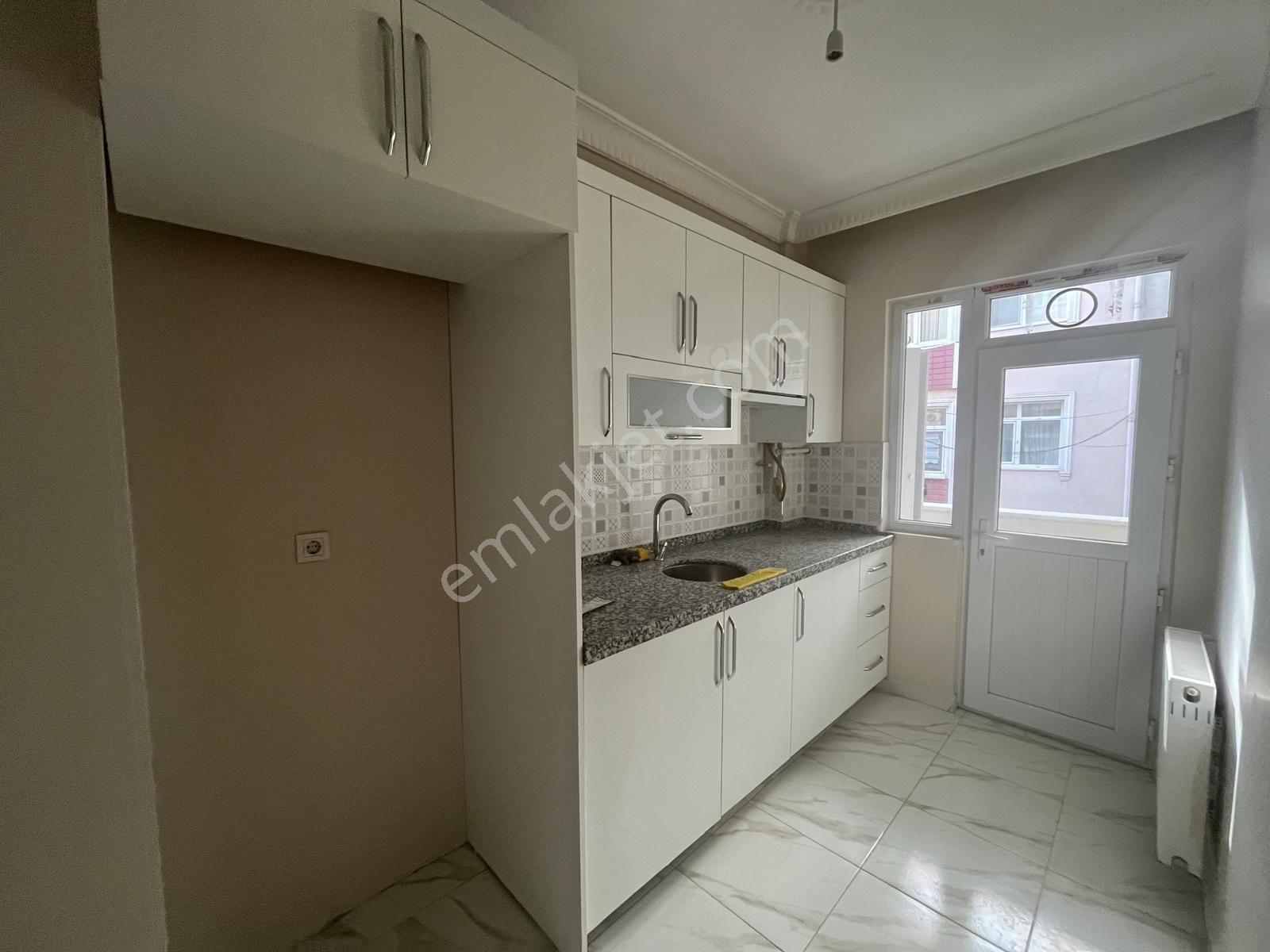 Serkan Gayrimenkulden Bahçelievler Hürriyette 5 Yıllık Bina Yenievli Çifte Aileye Kiralık - Görsel 2