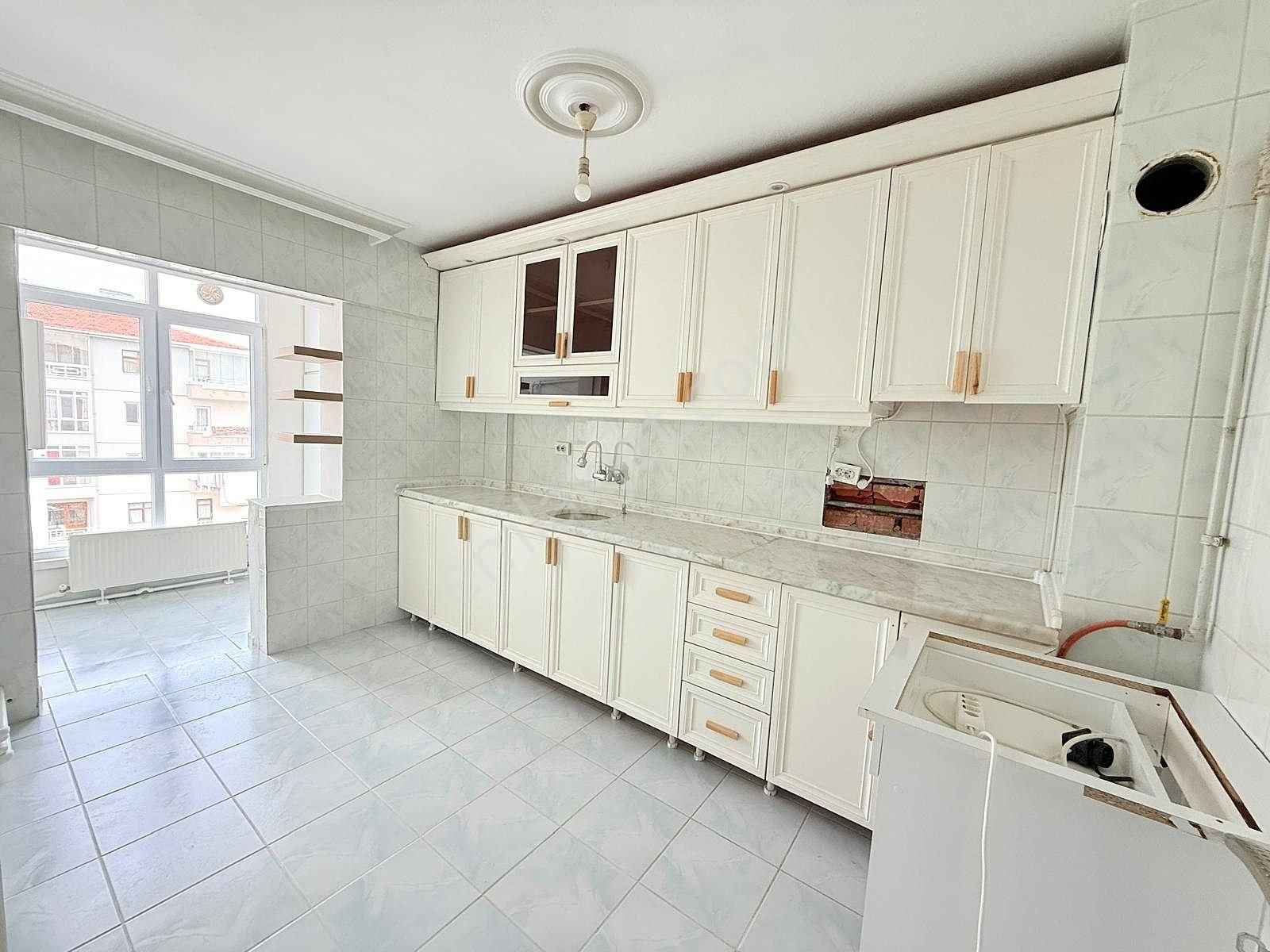 Yıldız'dan Site İçerisinde Çarşı İçinde Ara Kat E.banyolu 3+1 !! - Görsel 2