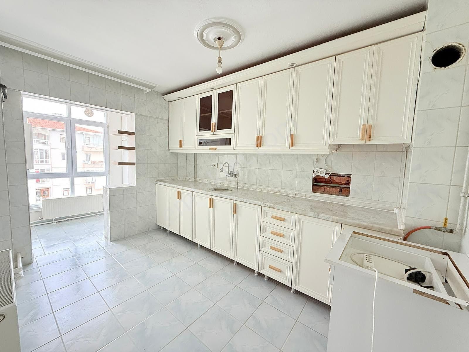 Yıldız'dan Site İçerisinde Çarşı İçinde Ara Kat E.banyolu 3+1 !! - Görsel 3