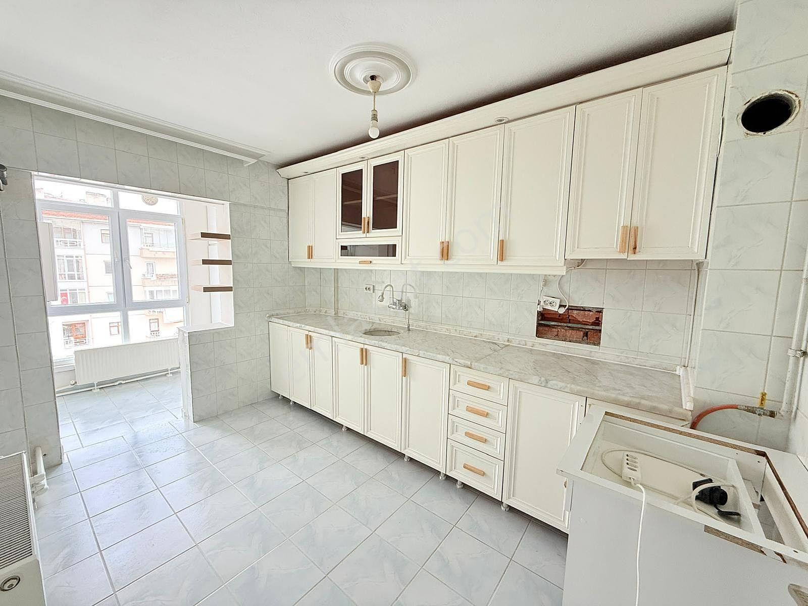 Yıldız'dan Site İçerisinde Çarşı İçinde Ara Kat E.banyolu 3+1 !!